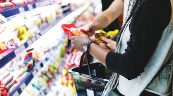 Více než polovina domácností čeká s nákupy potravin na slevové akce, celá čtvrtina nakupuje pouze základní potraviny