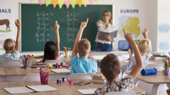Ceny školních potřeb meziročně opět vzrosty, české rodiny si na ně ale půjčovat nepotřebují